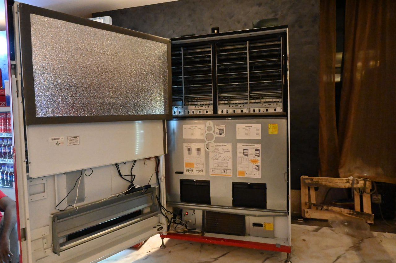 Operator-friendly Phoenix vending machine maintenance and service